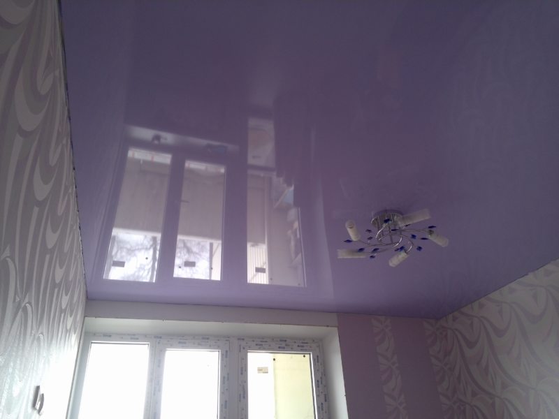 Натяжные потолки в гостиной (47)