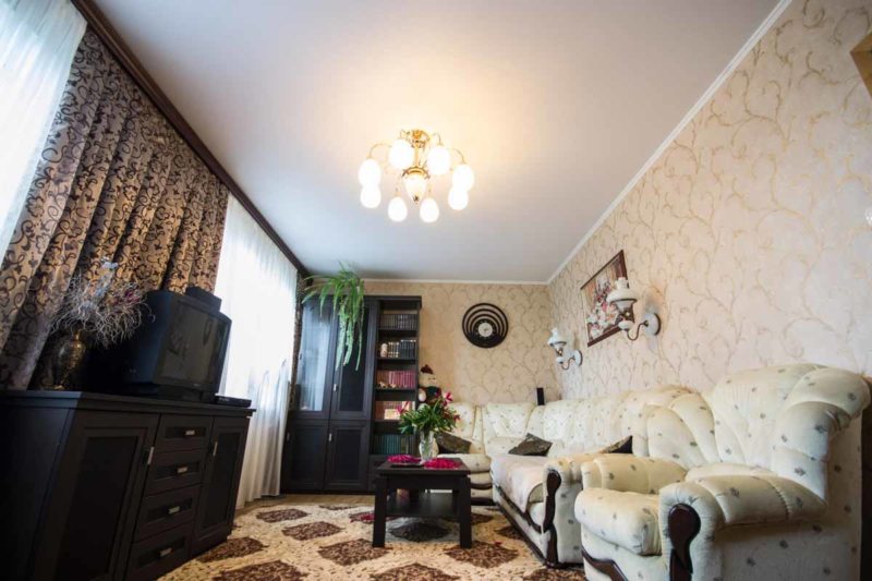 Натяжные потолки в гостиной (50)