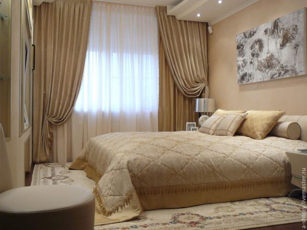 Подбирайте короткую стену с окном, используя контрастные шторы